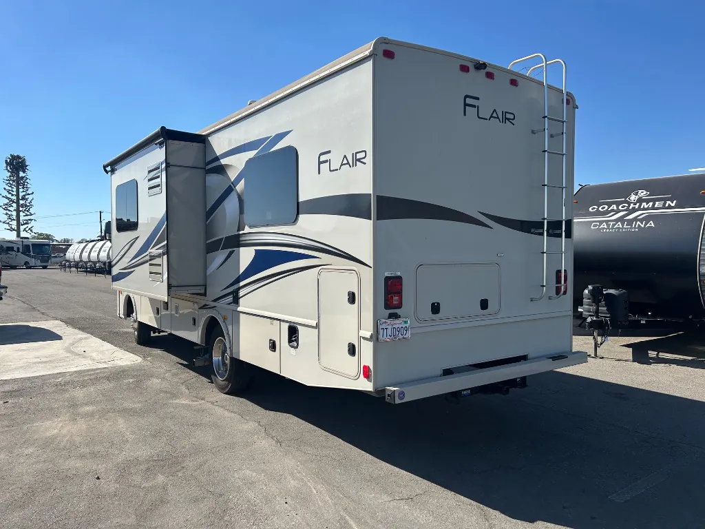 2017 Fleetwood Flair 26D - Photo 4