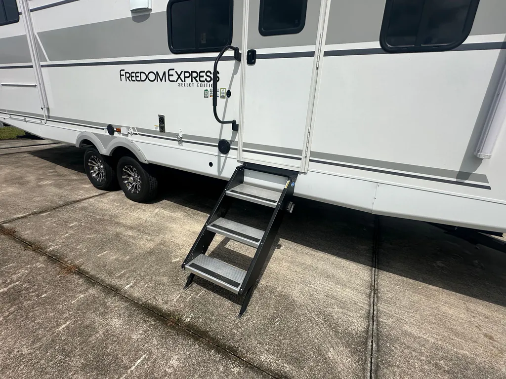 2026 Coachmen Freedom Express Select 30SE, Photos photo 9