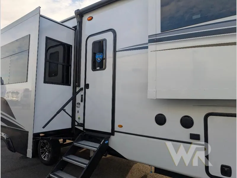 2025 Keystone Montana 3901RK - Photo 4
