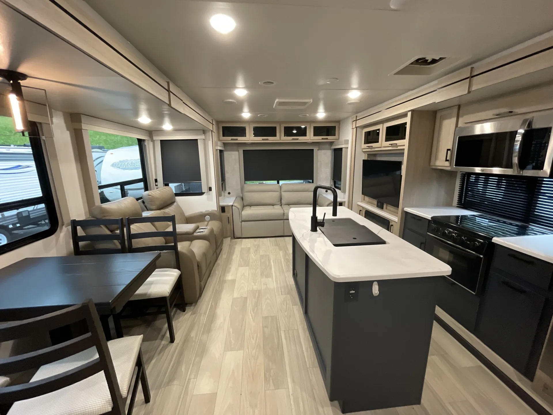 2024 Winnebago Voyage 3235RL - Photo 3