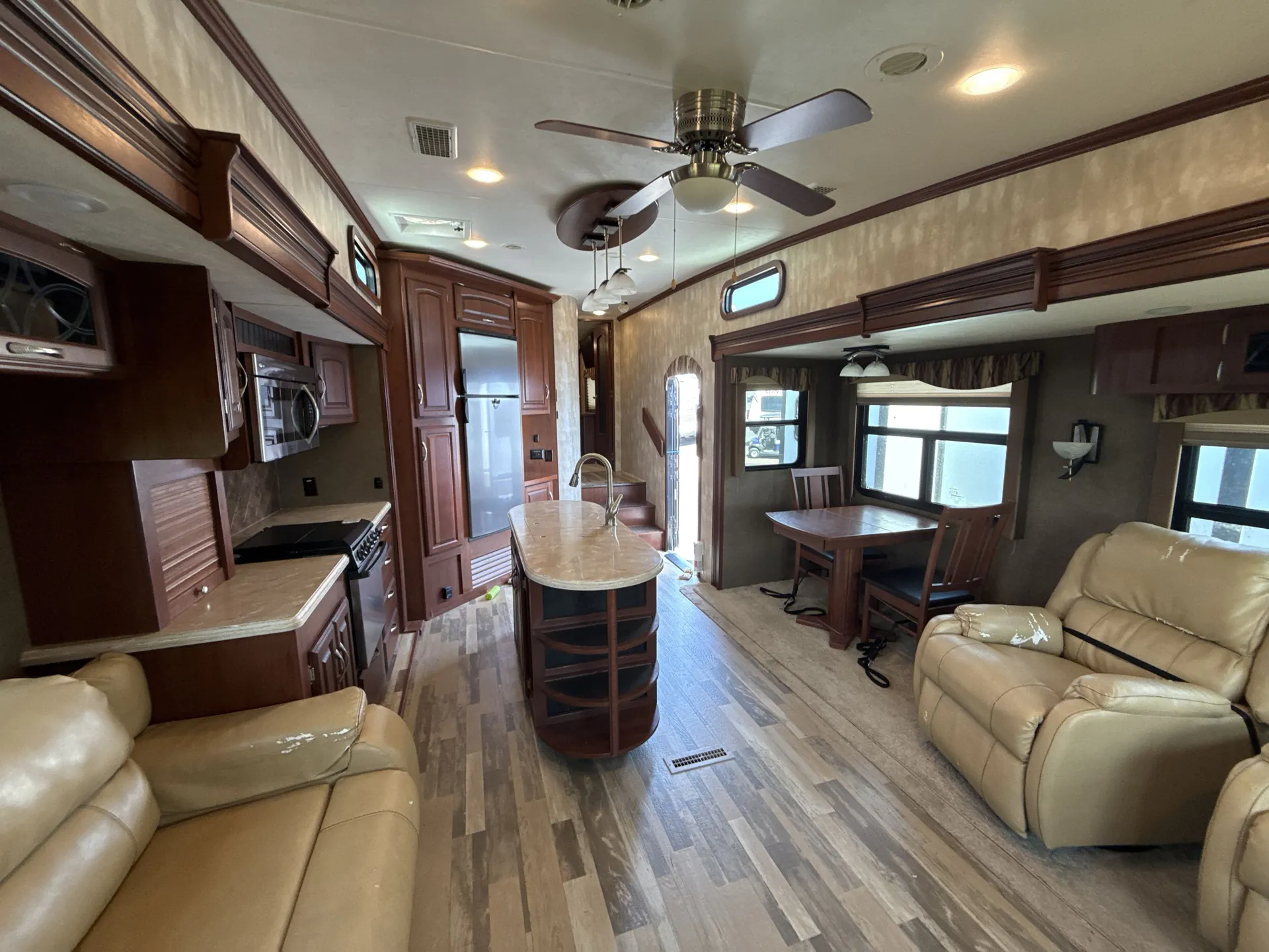 2016 Winnebago Latitude 33CK — living area main