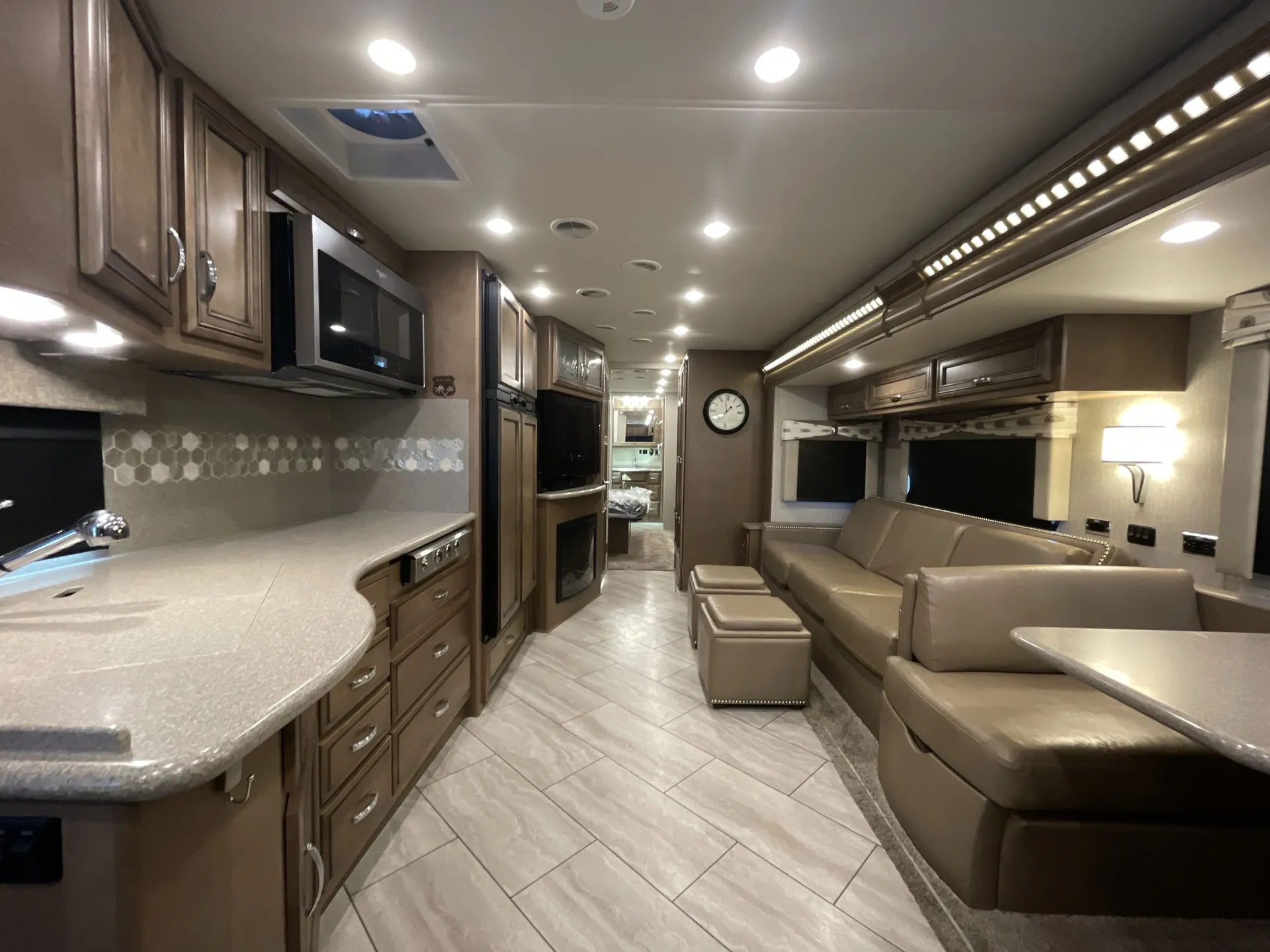 2020 newmar Bay Star 3609 — living area main
