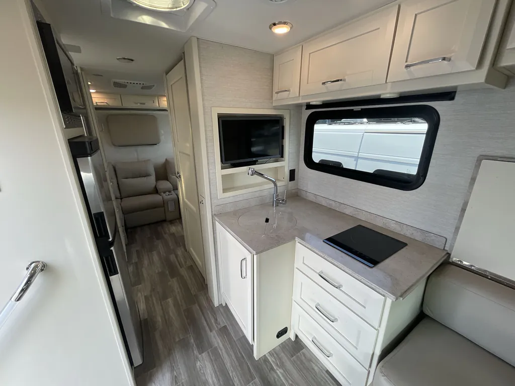 2024 Tiffin Wayfarer 25 RLW, Photos photo 2