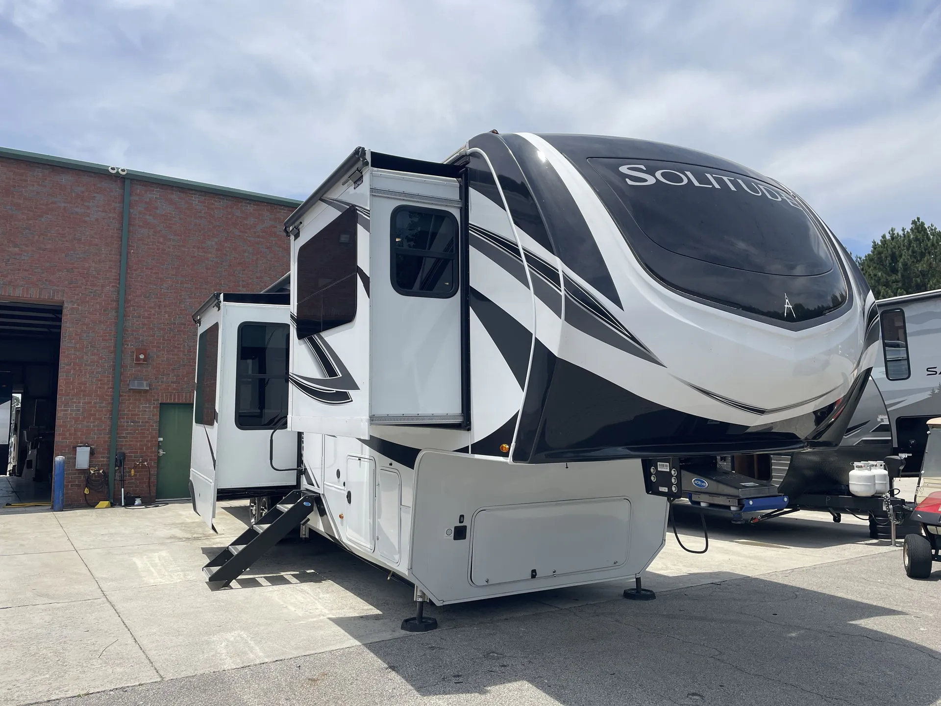 2023 Grand Design Solitude 380FL - Photo 2