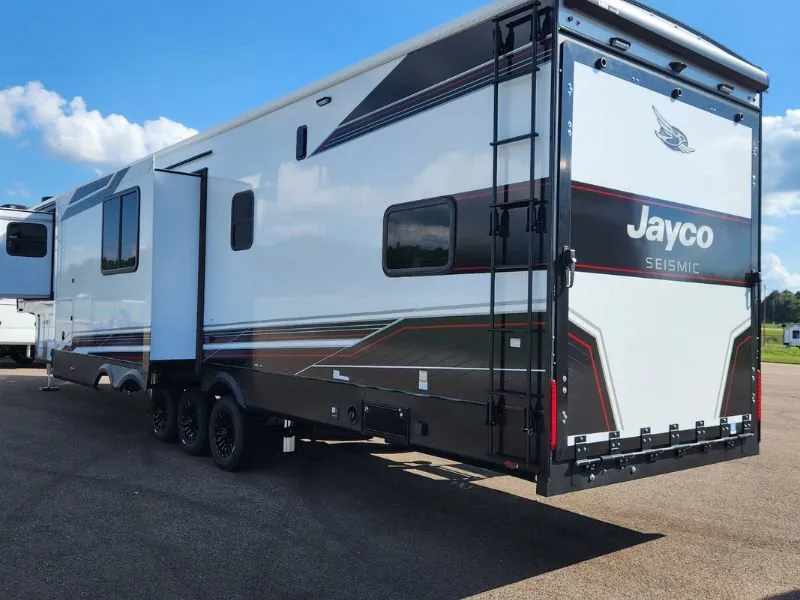 2026 Jayco Seismic 395 - Photo 4