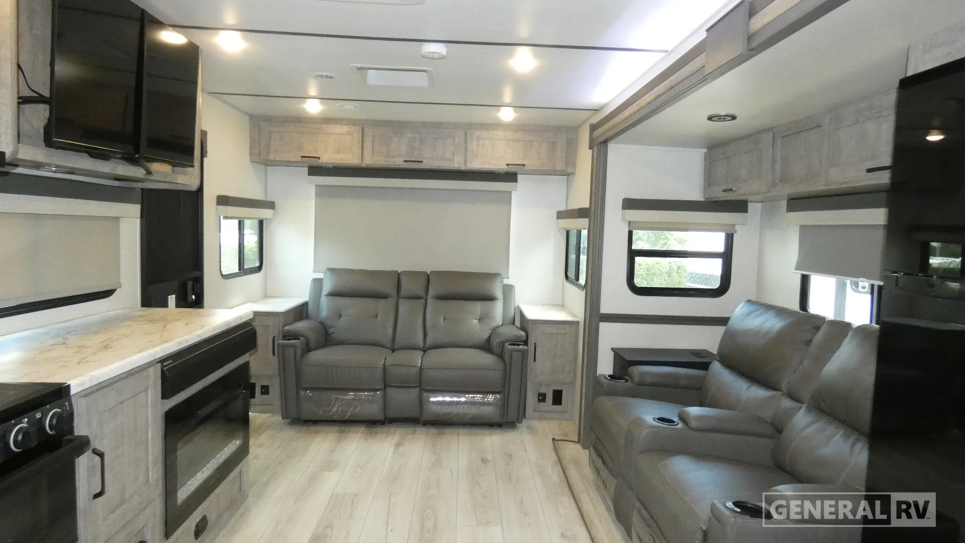 2023 Forest River Grand Surveyor 253RLS - Photo 3
