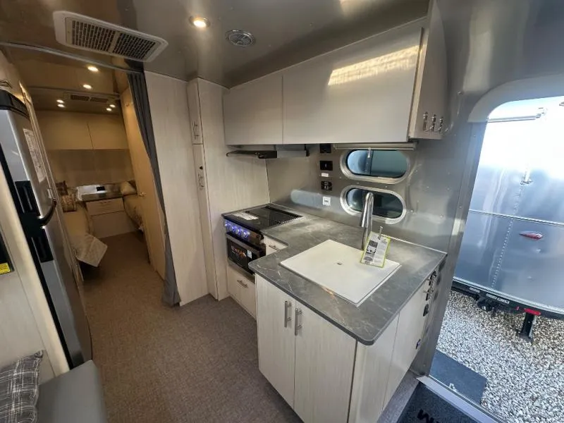 2026 Airstream Flying Cloud 25FB - Photo 2