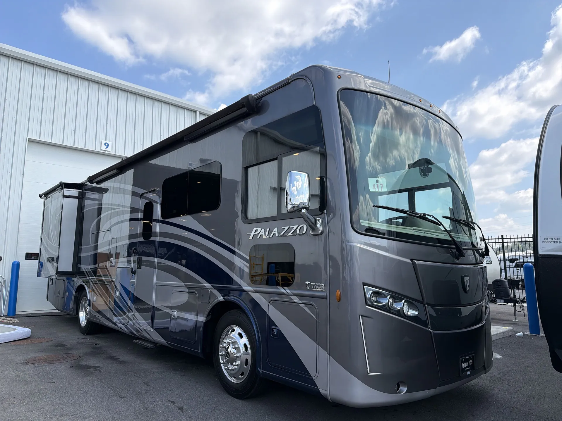 2021 Thor Motor Coach Palazzo 33.6 — front