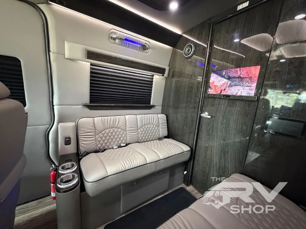 2025 Midwest Automotive Designs Luxe Cruiser D4, Photos photo 9