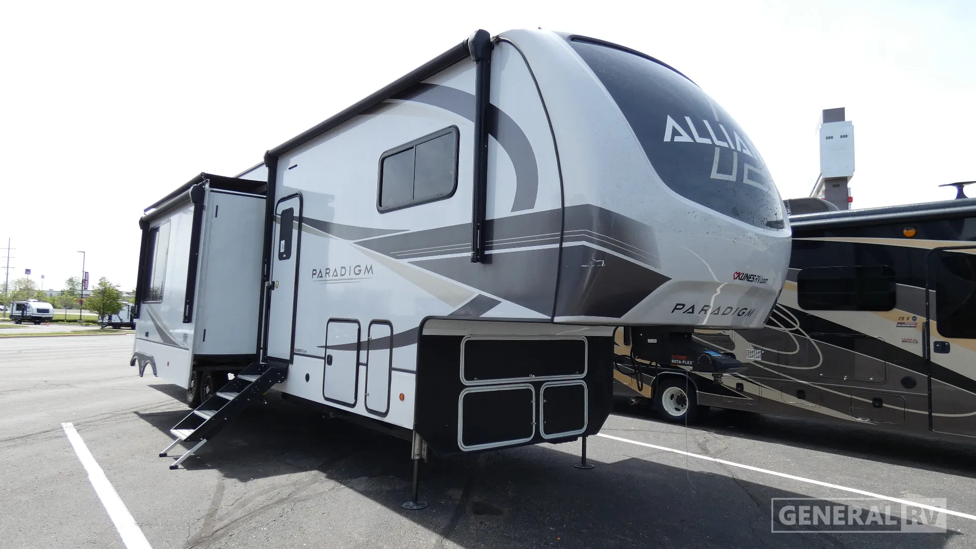 2024 Alliance RV Paradigm 395DS - Photo 2