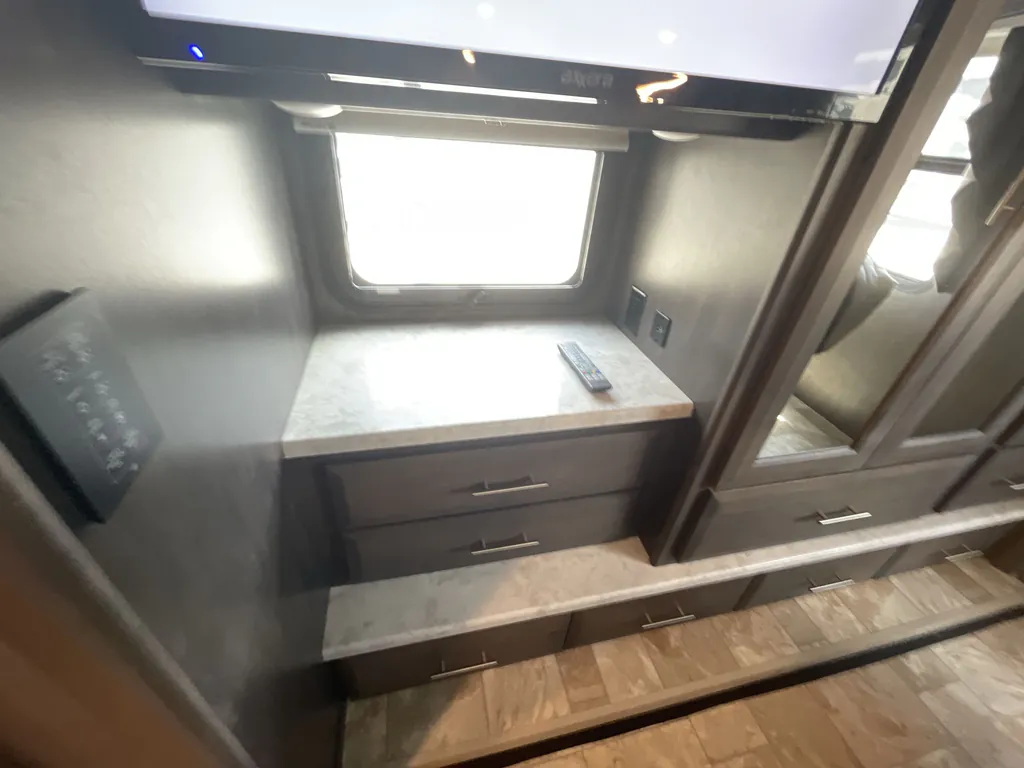 2021 Thor Motor Coach Challenger 35MQ, Photos photo 34