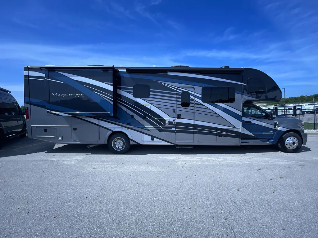 2022 Thor Motor Coach Magnitude RS36, Photos photo 5