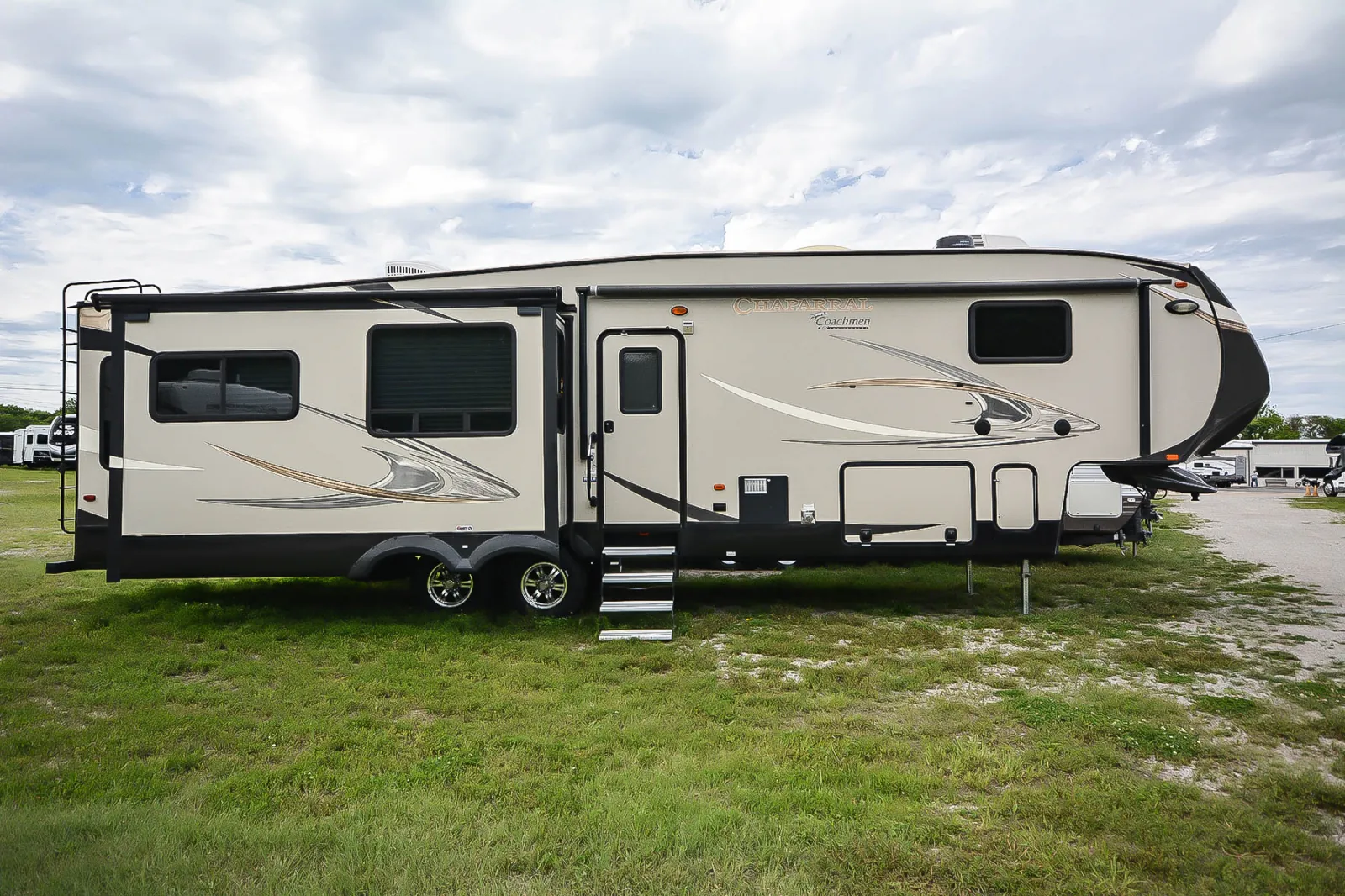 2014 Coachmen Chaparral 329MKS - Photo 2