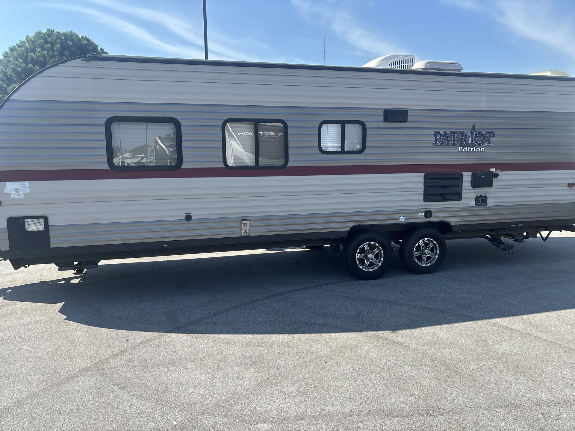 2019 Forest River Cherokee Grey Wolf 26DJSE — off campside