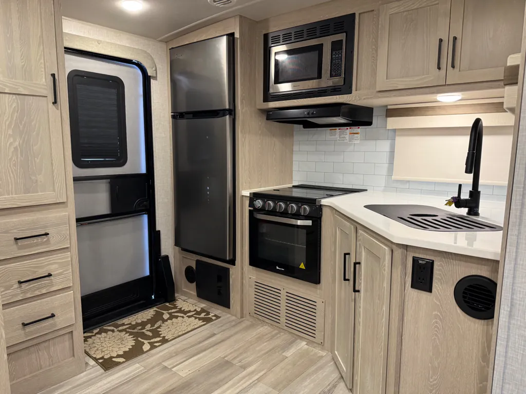 2022 Forest River Rockwood Ultra Lite 2614BS, Photos photo 17