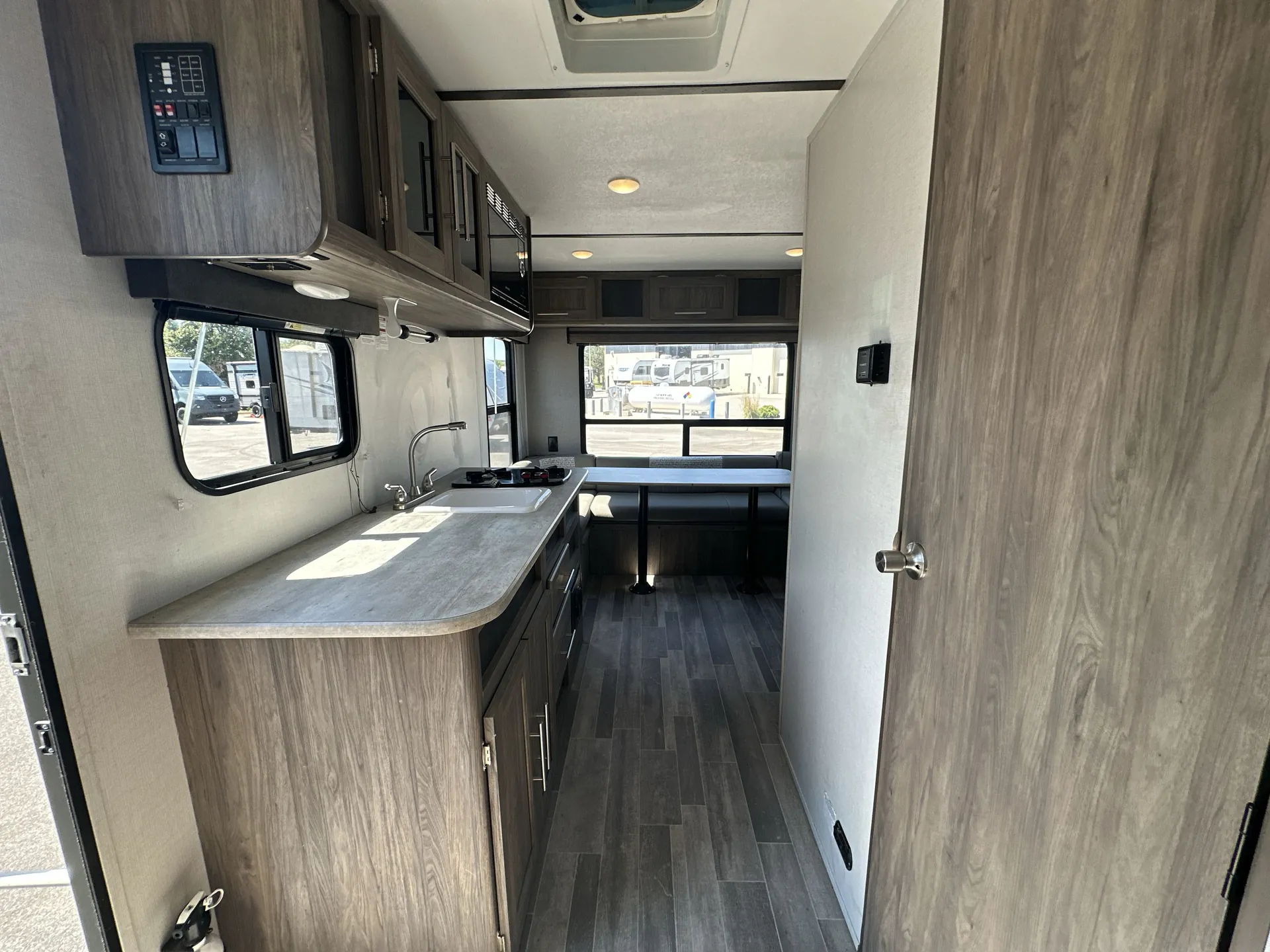 2021 CrossRoads Zinger Lite 18RD — living area main