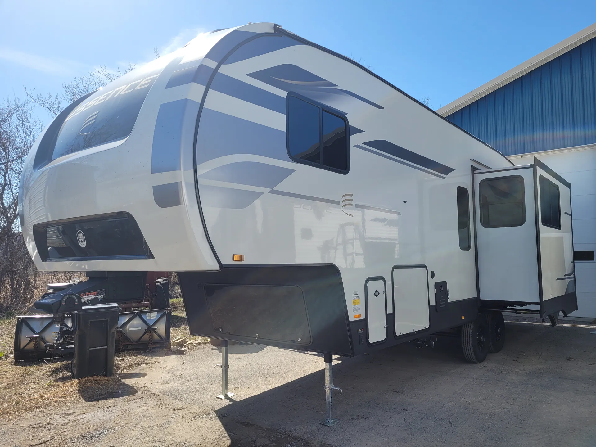 2025 Cruiser RV Essence E-28DB - Photo 3