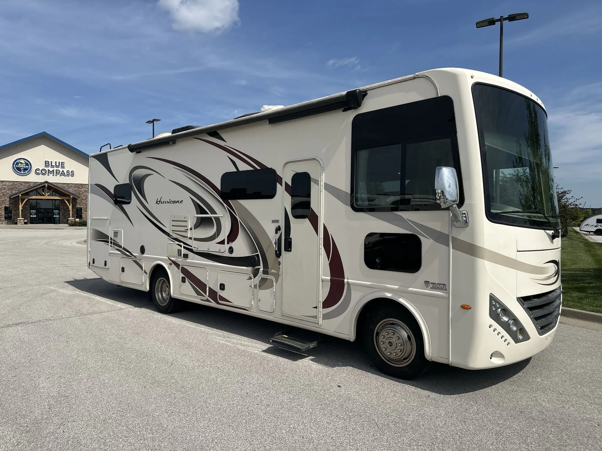 2018 Thor Motor Coach Hurricane 31S - Photo 2