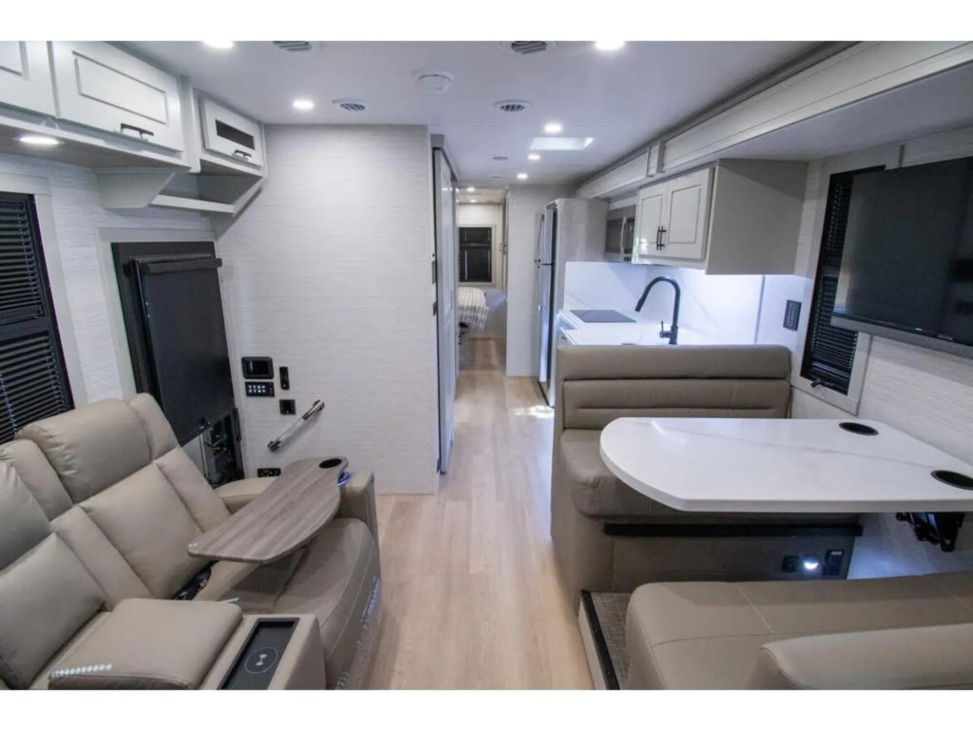 2027 Dynamax Corp DynaQuest XL 3200KD dealer photo 7 from Blue Compass RV