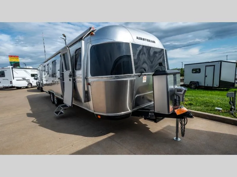 2020 Airstream Classic 33FB - Photo 2
