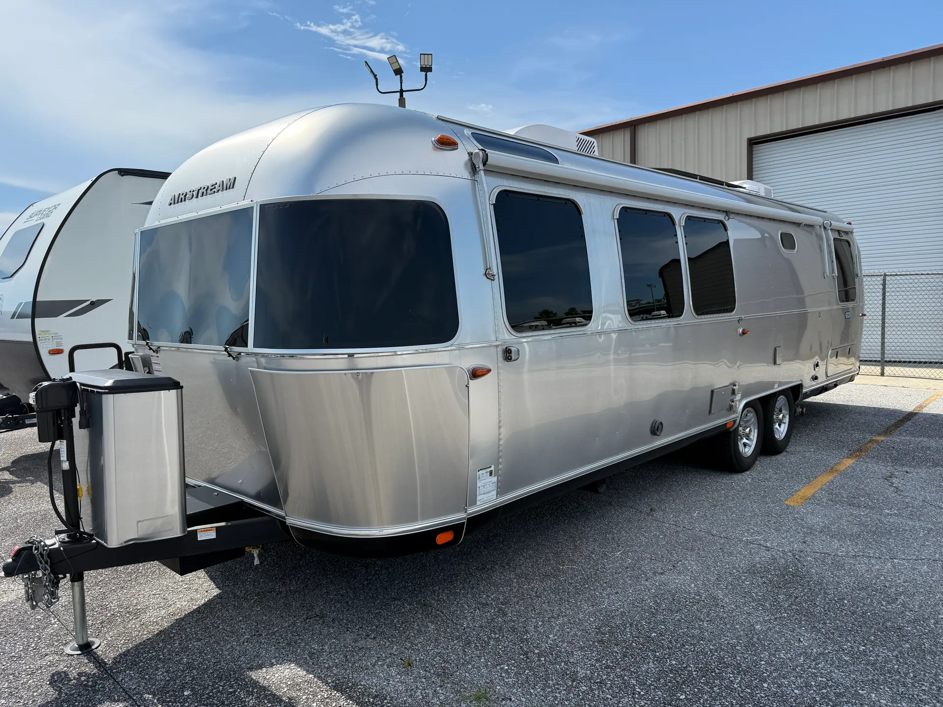 2025 Airstream Classic 30RB - Photo 3