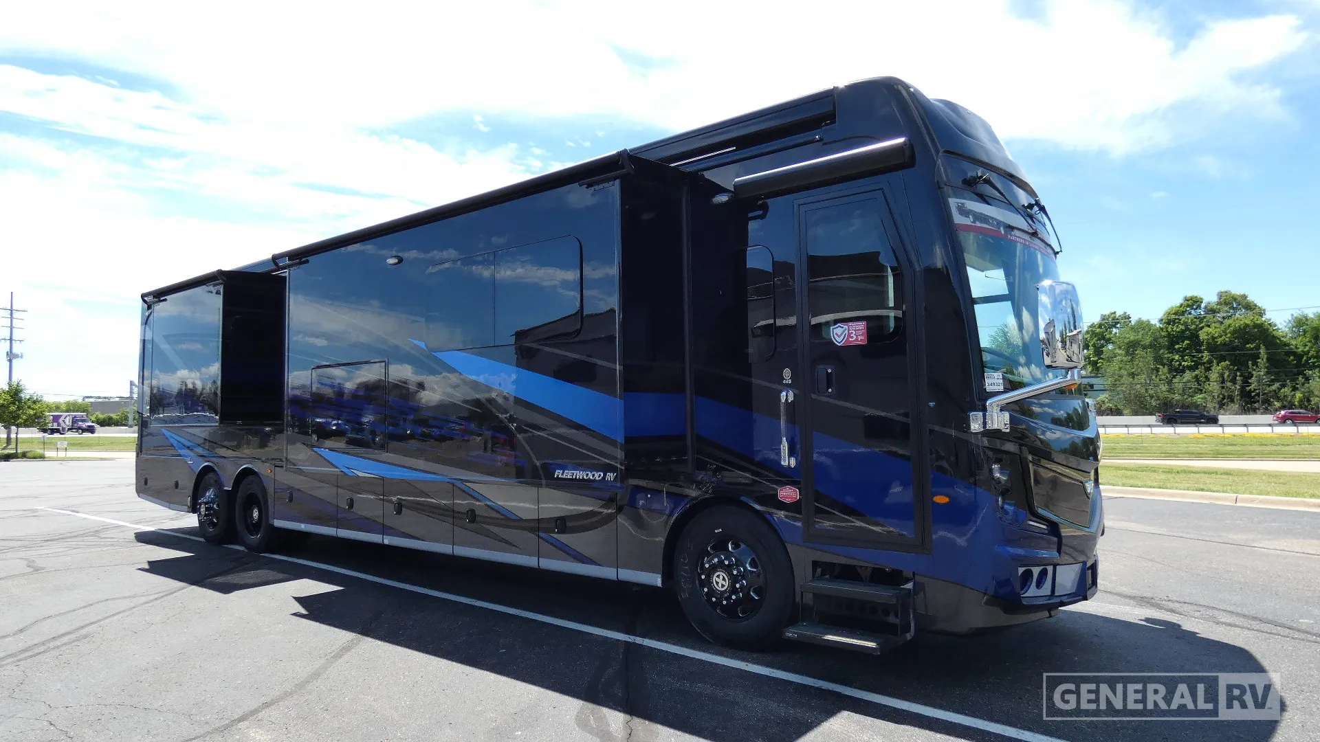 2026 Fleetwood Discovery LXE 44S - Photo 2