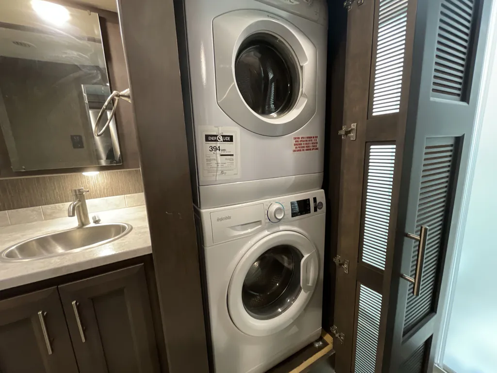 2021 Thor Motor Coach Challenger 37YT, Photos photo 9
