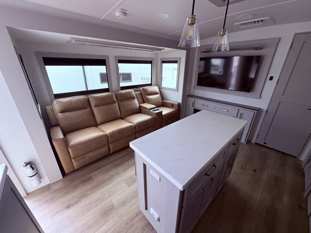 2025 Brinkley Model Z AIR 295, Photos photo 8