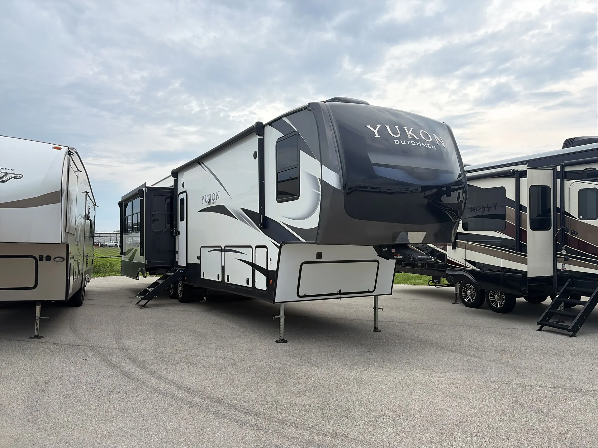 2022 Dutchmen Yukon 400RL - Photo 2