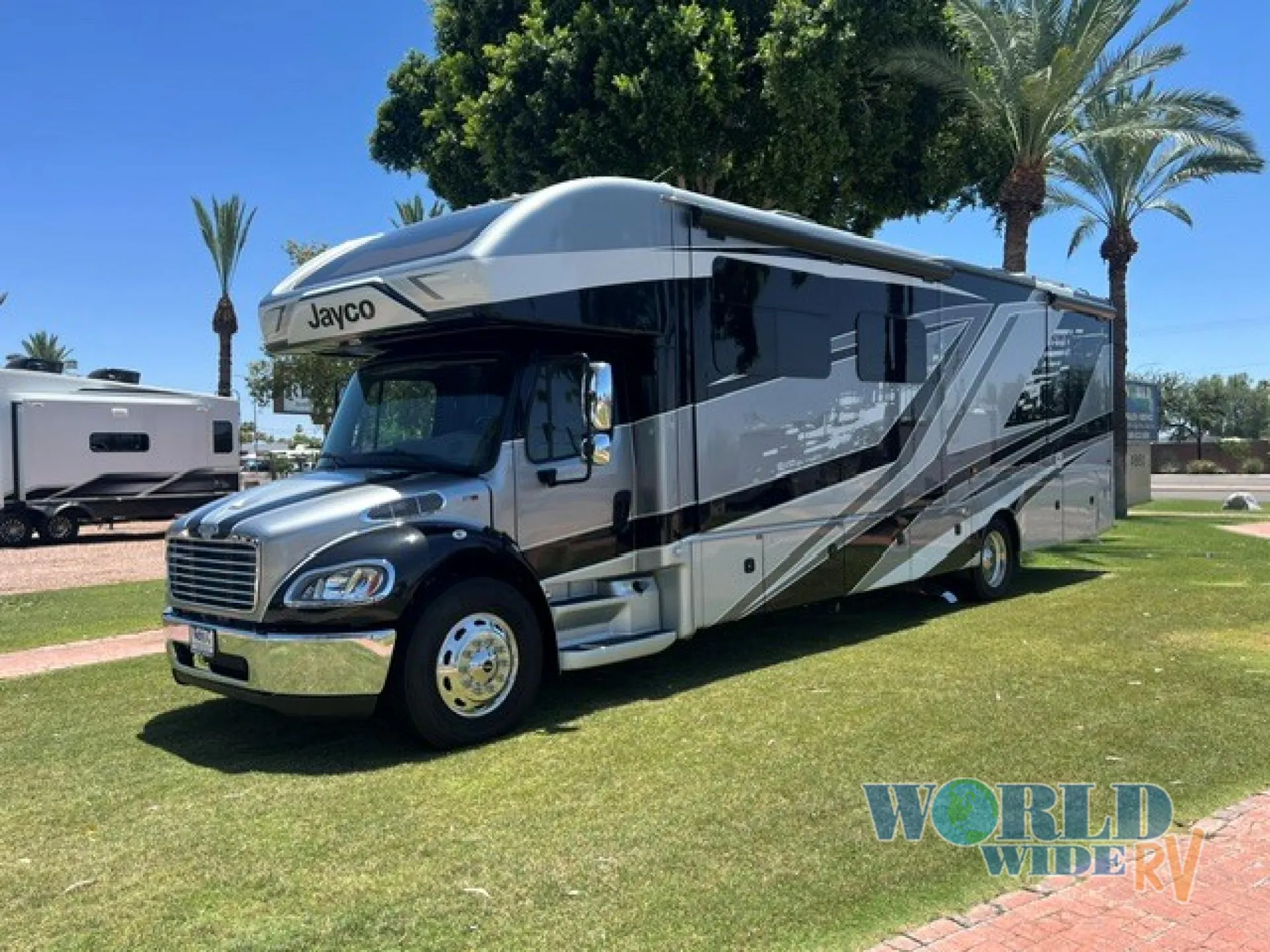 2023 Jayco Seneca 37L - Photo 2