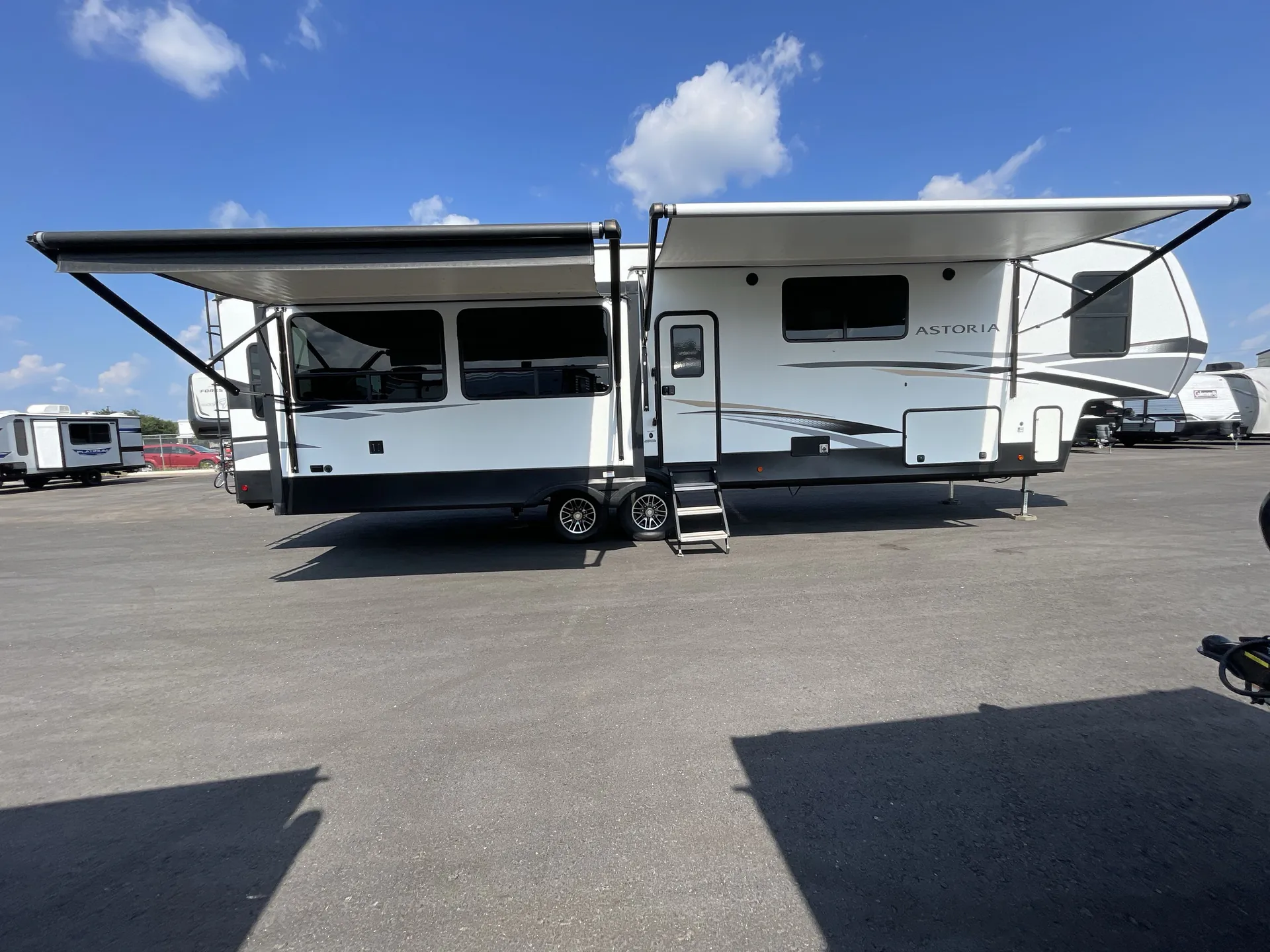 2022 Dutchmen Astoria Platinum 3553MBP — campside