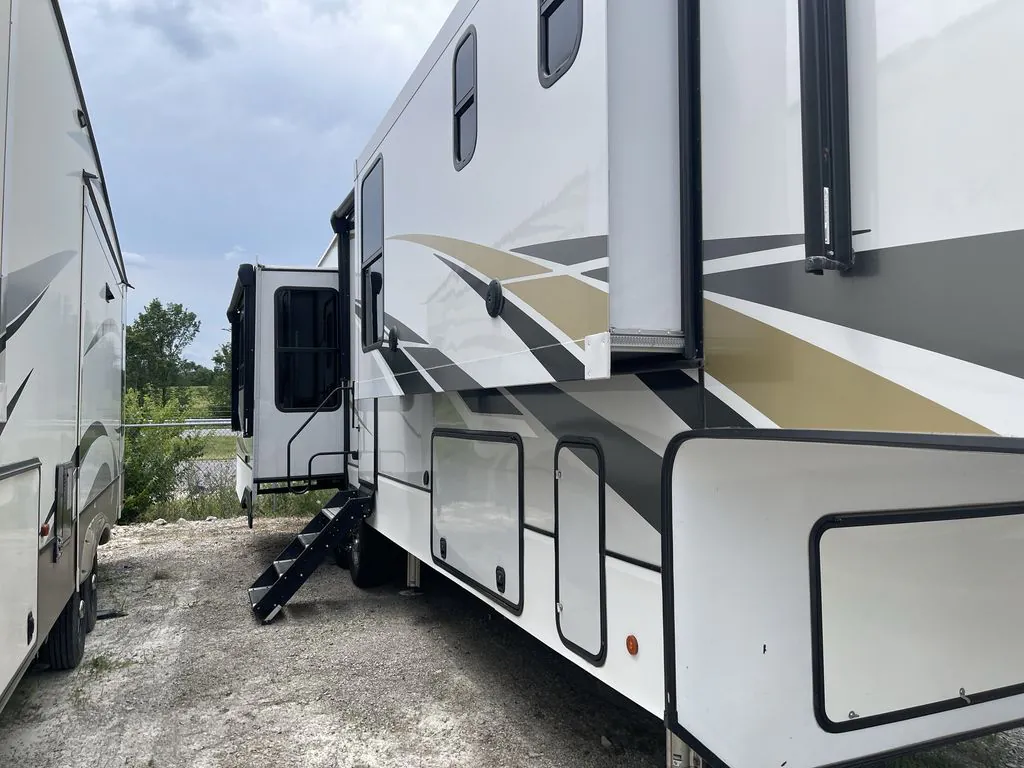 2021 Alliance RV Paradigm 370FB - Photo 2