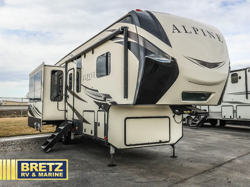2019 Keystone Alpine 3020RE - Photo 2