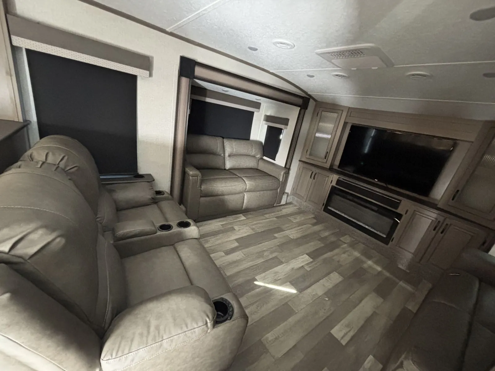 2023 Coachmen Chaparral 334FL - Photo 3