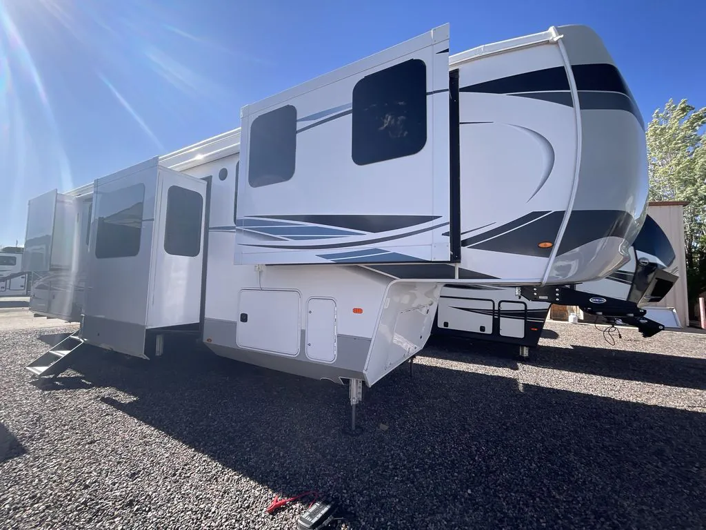 2022 Palomino Columbus 388FK - Photo 3
