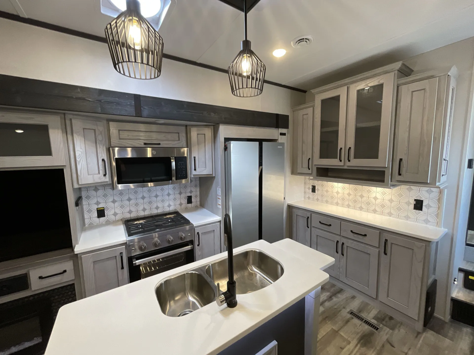 2023 Keystone Montana High Country 381TB — living area main