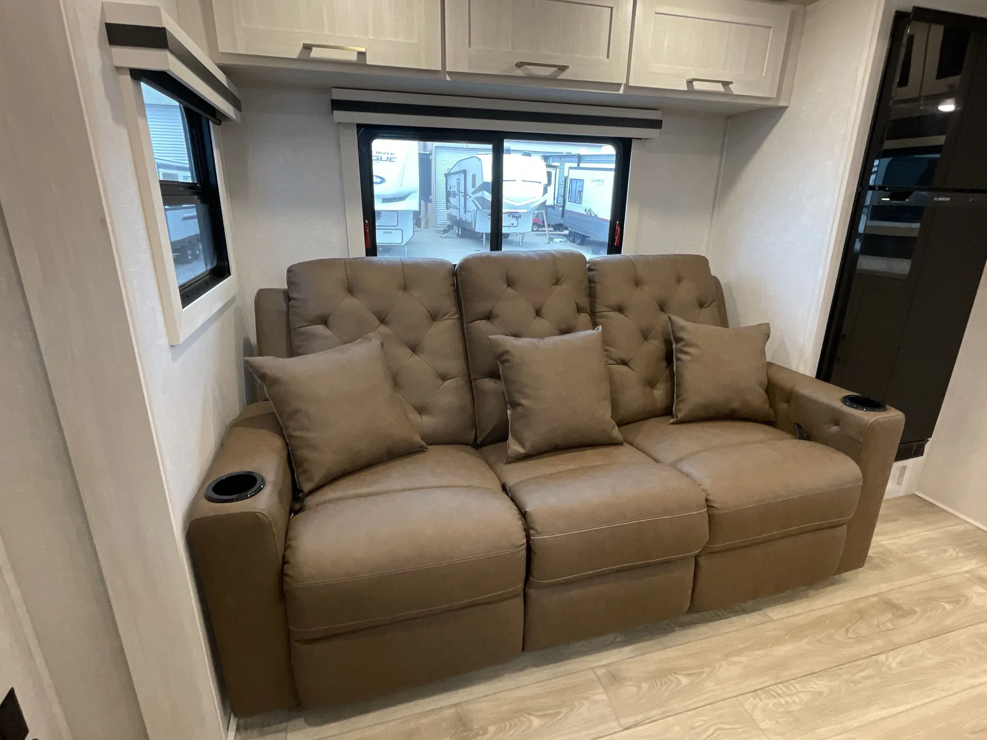 2025 Forest River Grand Surveyor 268FKBS — cabinet