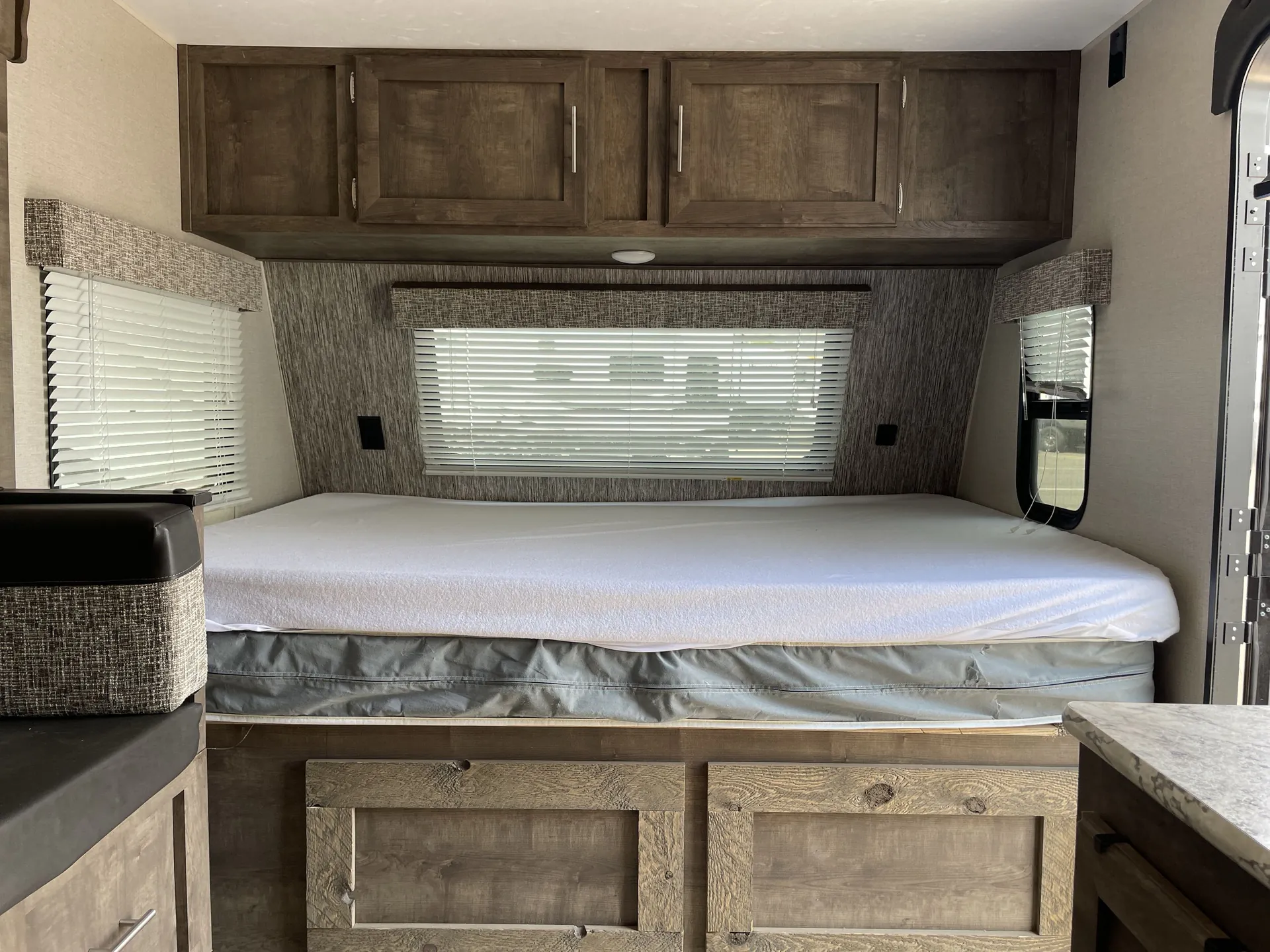 2020 K-Z Sportsmen Classic 181BH — living area main