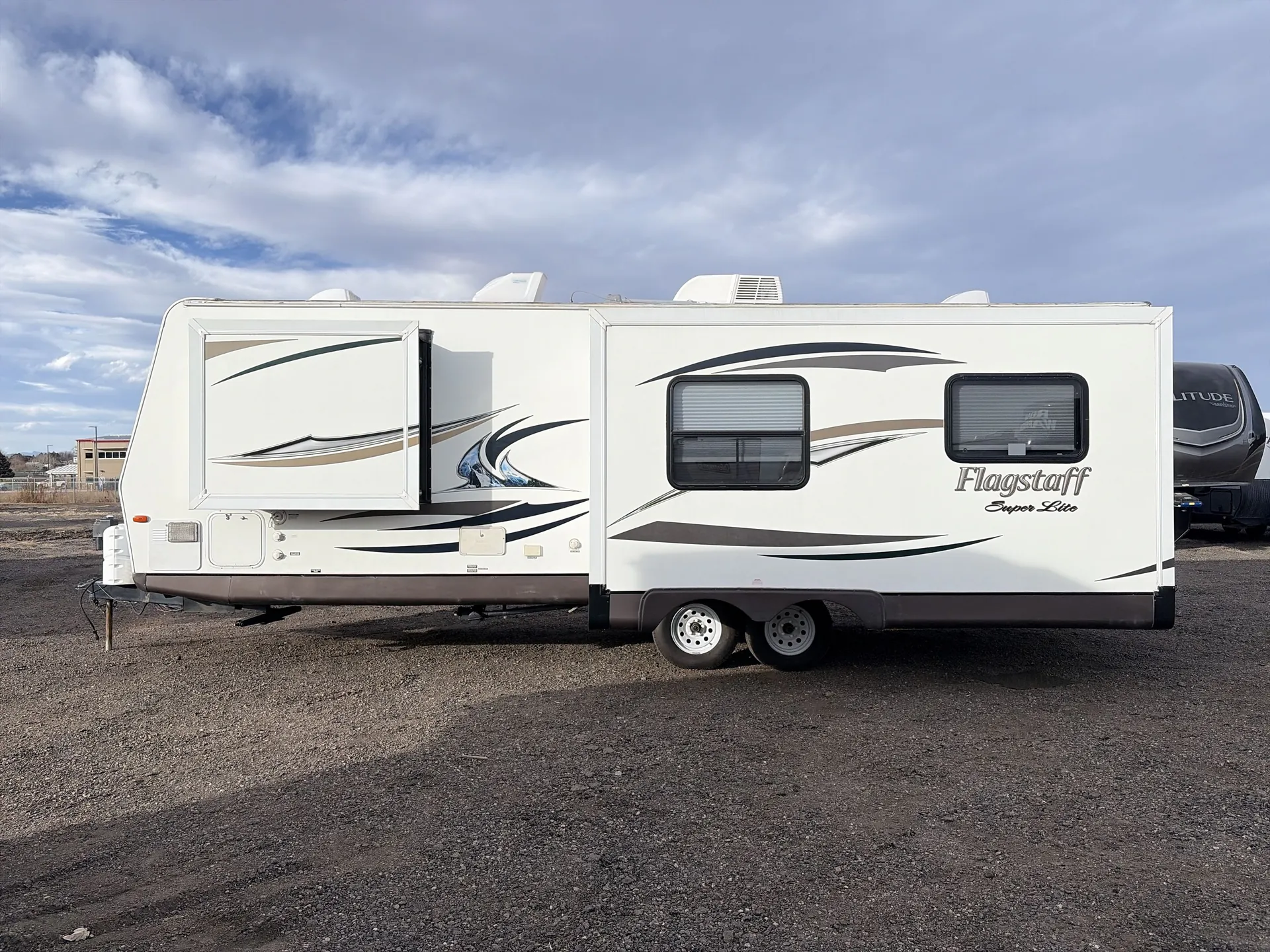 2014 Forest River Flagstaff Super Lite 26RLWS — off campside