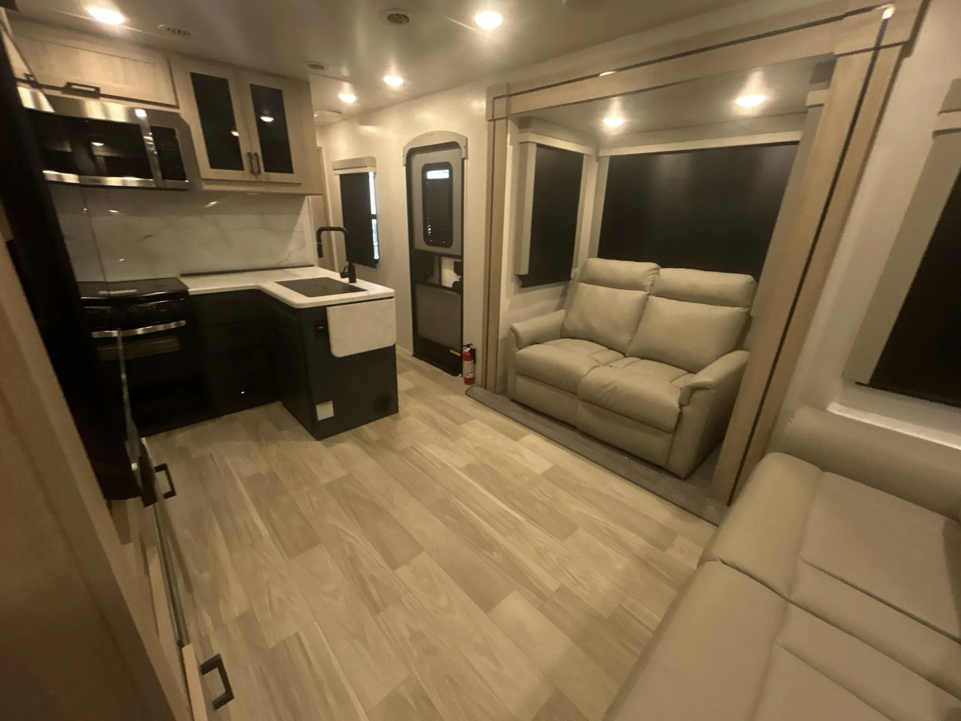 2023 Winnebago Voyage 2730RL - Photo 4
