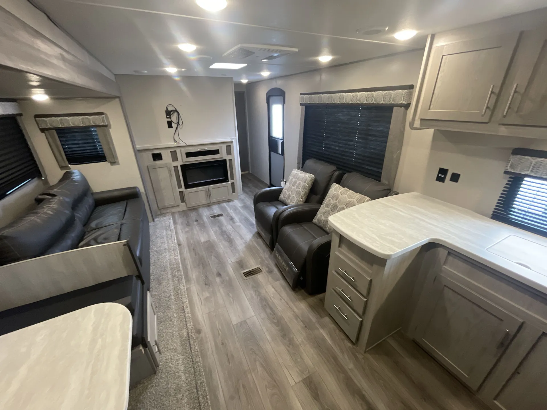 2022 Coachmen Catalina Legacy Edition 303RKDS — living area main