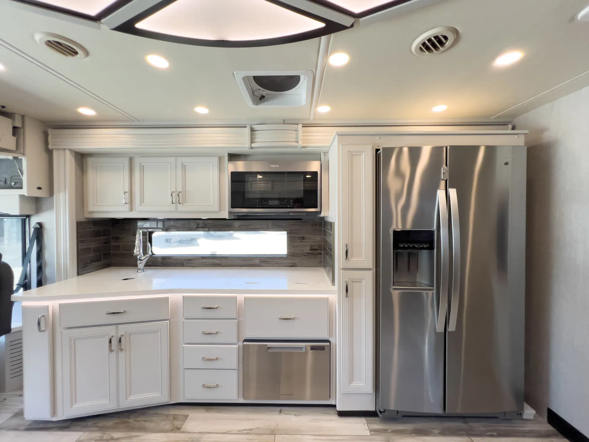 2022 Holiday Rambler Endeavor 38K dealer photo 7 from La Mesa RV Center
