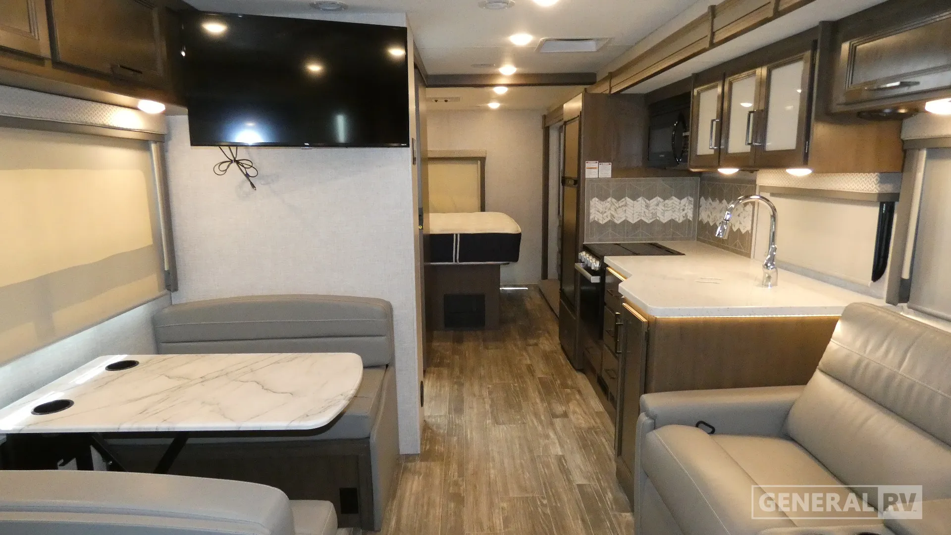 2022 Thor Motor Coach Hurricane 29M - Photo 3