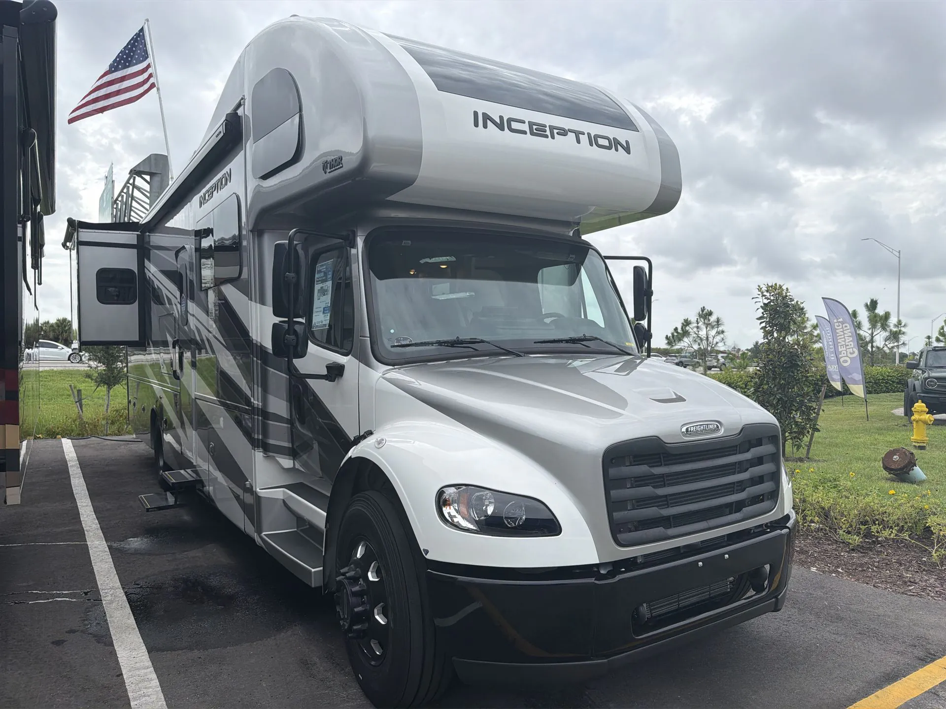 2026 Thor Motor Coach Inception 34XG - Photo 2