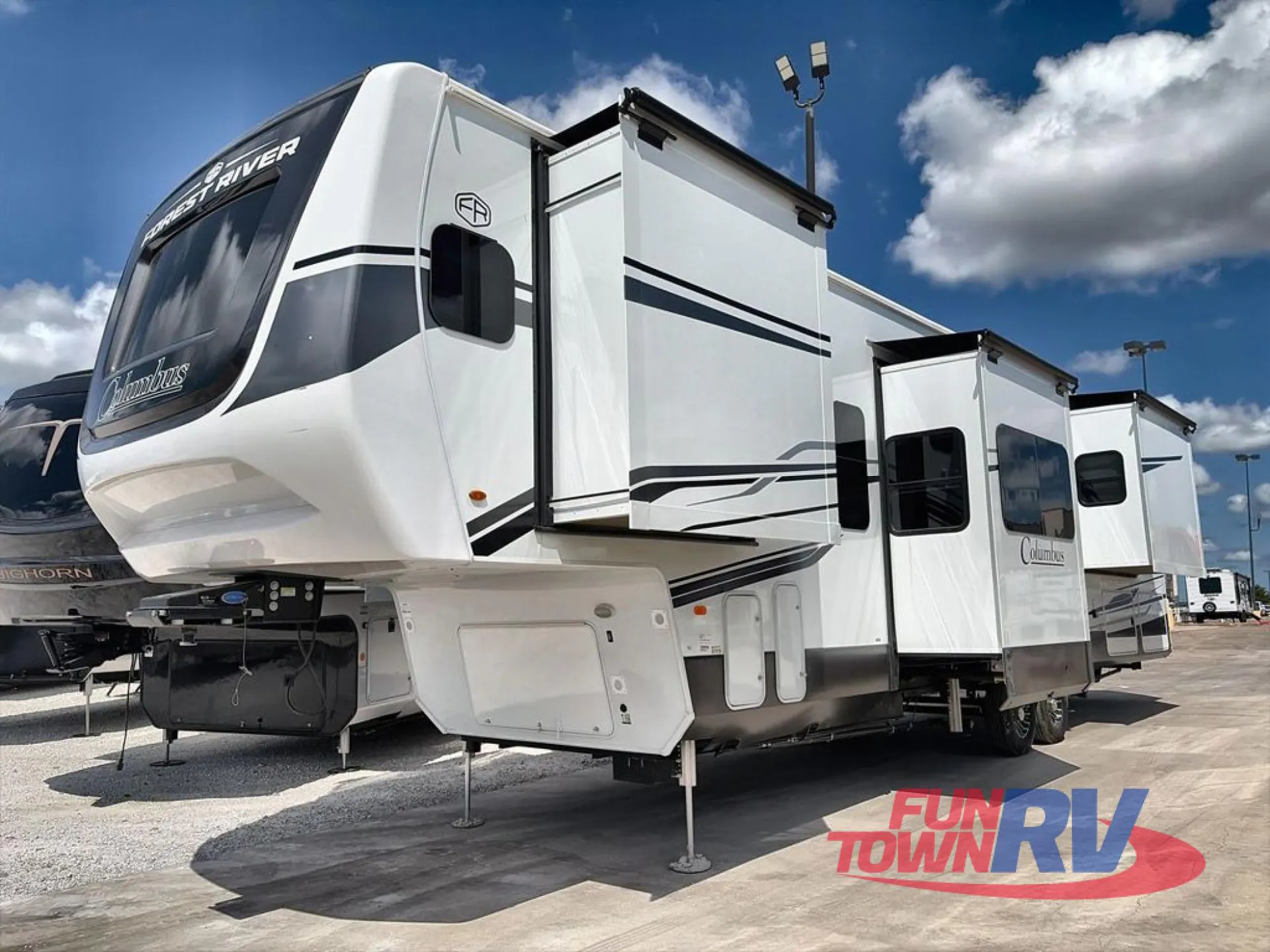 2025 Palomino Columbus 388FKH - Photo 2