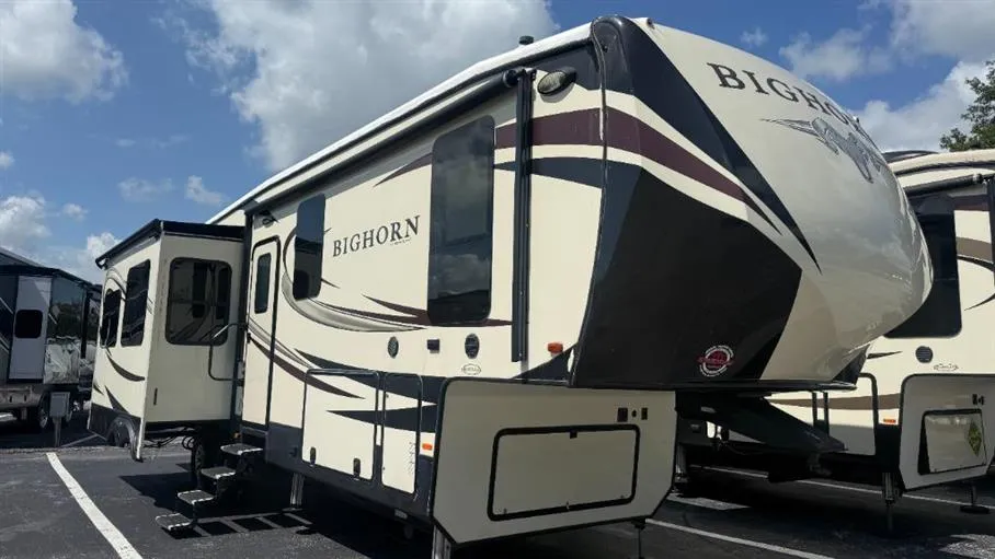 2017 Heartland Bighorn 3270RS - Photo 2