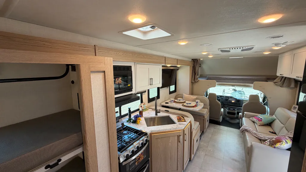 2026 Thor Motor Coach Freedom Elite 31FE, Photos photo 2