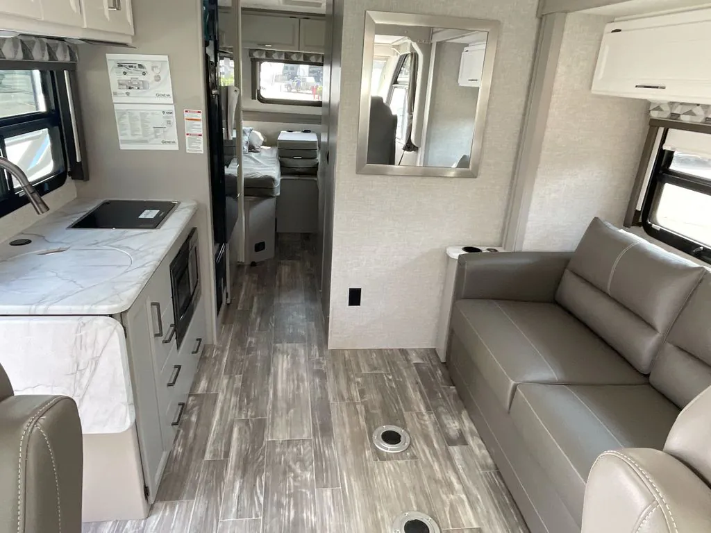 2025 Thor Motor Coach Geneva 24VS - Photo 2