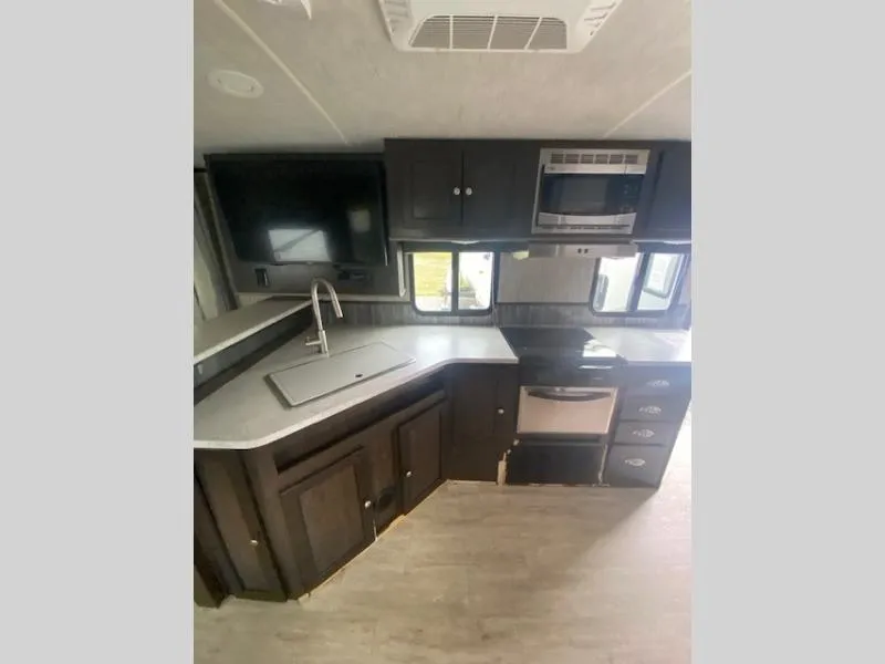 2019 Cruiser RV Shadow Cruiser 225RBS - Photo 4