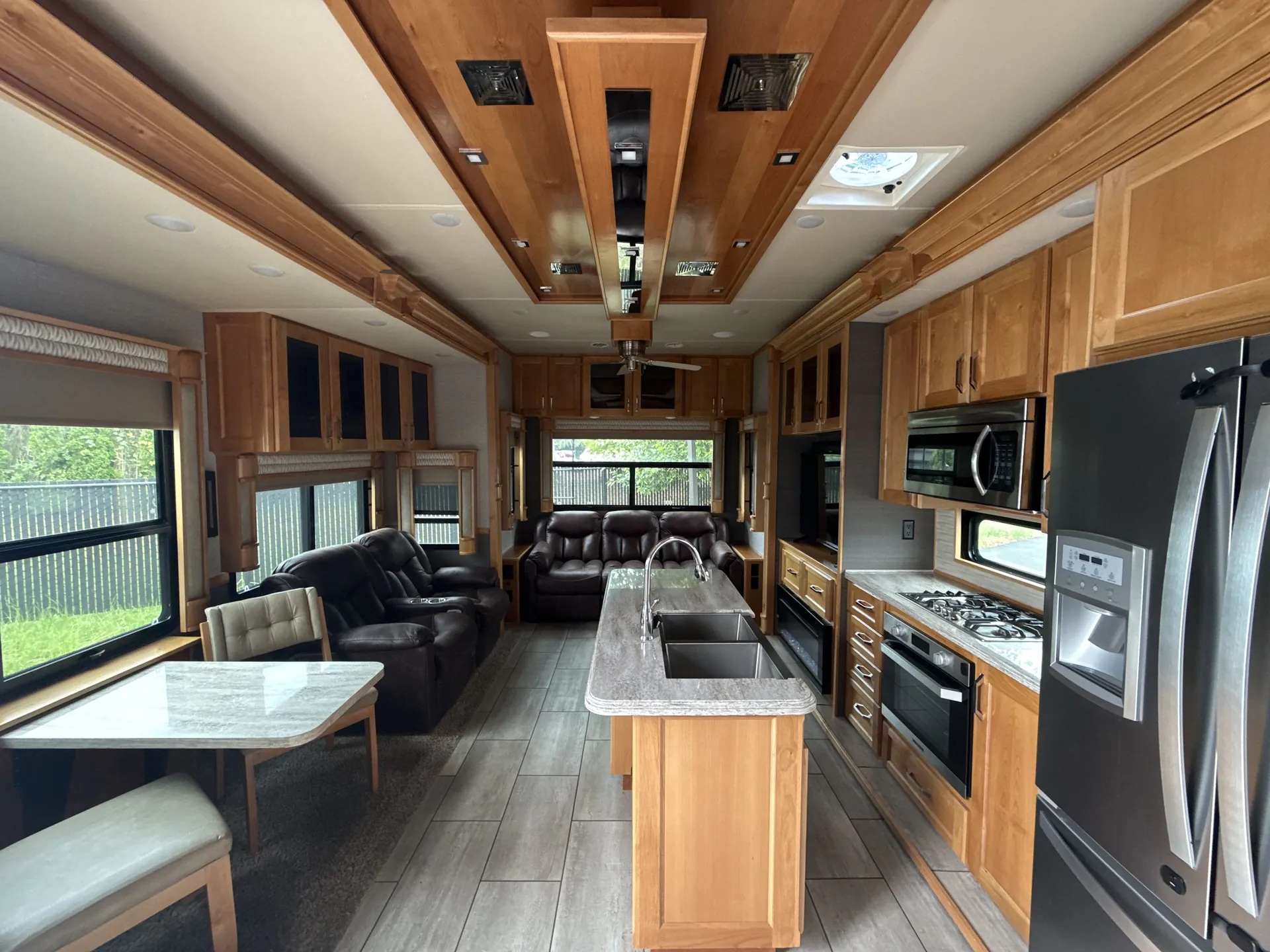 2020 vanleigh Beacon 39GBB — living area main